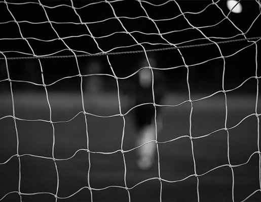 Widok na piłkarza zza bramki